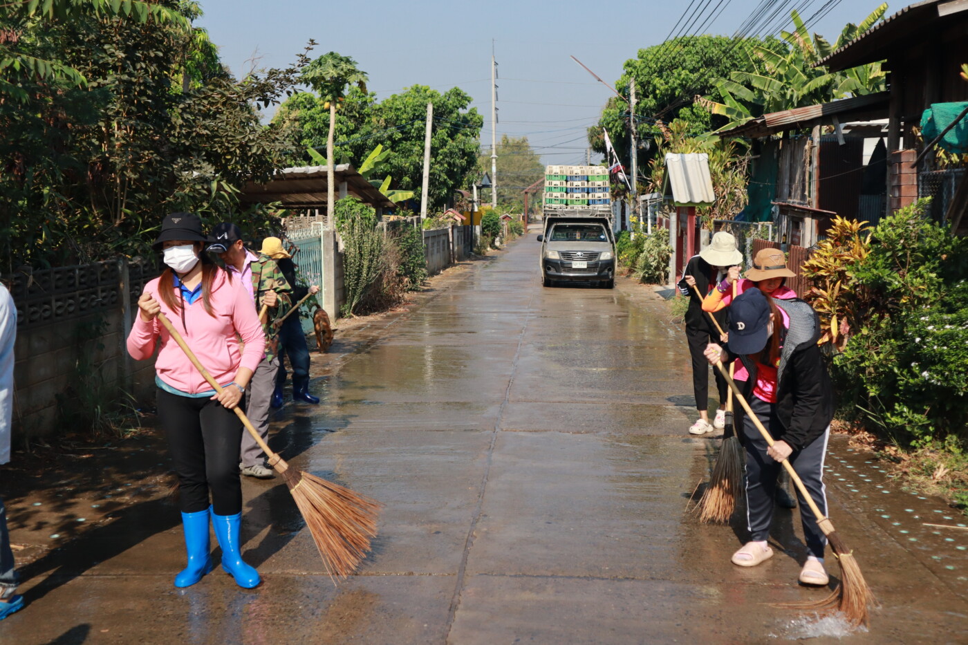 Read more about the article ดำเนินการฉีดน้ำล้างทำความสะอาดถนน เพื่อบรรเทาผลกระทบจากค่าฝุ่นละอองขนาดเล็ก PM 2.5 เกินมาตรฐาน